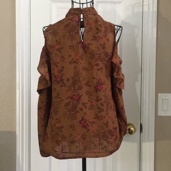 Off-shoulder Floral Blouse - Picture 3 of 7